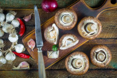 Şampiyon mantarları eski arkaplanda besin maddeleriyle kompozisyonda