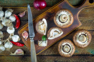 Şampiyon mantarları eski arkaplanda besin maddeleriyle kompozisyonda