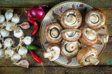 Şampiyon mantarları eski arkaplanda besin maddeleriyle kompozisyonda