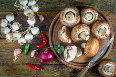 Şampiyon mantarları eski arkaplanda besin maddeleriyle kompozisyonda