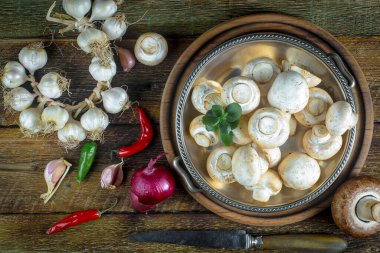 Şampiyon mantarları eski arkaplanda besin maddeleriyle kompozisyonda
