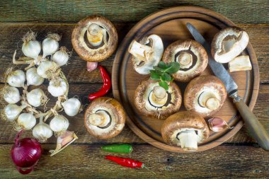 Şampiyon mantarları eski arkaplanda besin maddeleriyle kompozisyonda