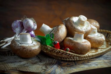 Şampiyon mantarları eski arkaplanda besin maddeleriyle kompozisyonda