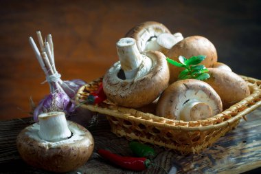 Şampiyon mantarları eski arkaplanda besin maddeleriyle kompozisyonda