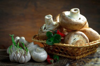 Şampiyon mantarları eski arkaplanda besin maddeleriyle kompozisyonda