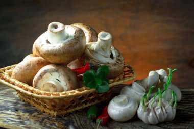 Şampiyon mantarları eski arkaplanda besin maddeleriyle kompozisyonda