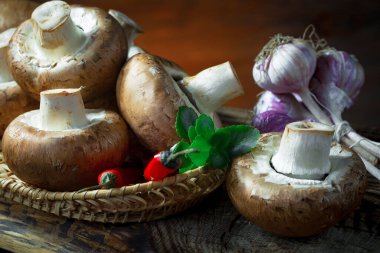 Şampiyon mantarları eski arkaplanda besin maddeleriyle kompozisyonda