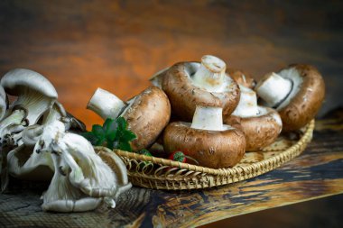 Şampiyon mantarları eski arkaplanda besin maddeleriyle kompozisyonda