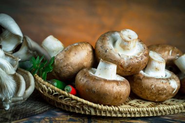 Şampiyon mantarları eski arkaplanda besin maddeleriyle kompozisyonda