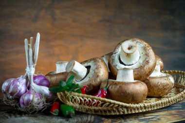Şampiyon mantarları eski arkaplanda besin maddeleriyle kompozisyonda
