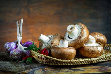 Şampiyon mantarları eski arkaplanda besin maddeleriyle kompozisyonda