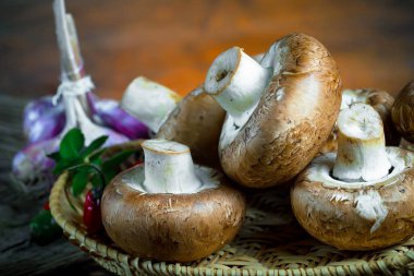 Şampiyon mantarları eski arkaplanda besin maddeleriyle kompozisyonda