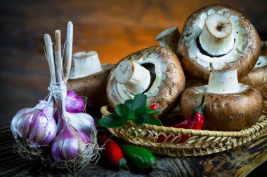 Şampiyon mantarları eski arkaplanda besin maddeleriyle kompozisyonda