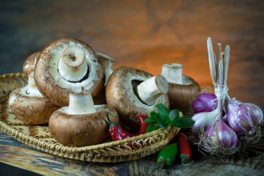 Şampiyon mantarları eski arkaplanda besin maddeleriyle kompozisyonda