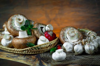Şampiyon mantarları eski arkaplanda besin maddeleriyle kompozisyonda