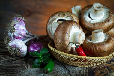 Şampiyon mantarları eski arkaplanda besin maddeleriyle kompozisyonda