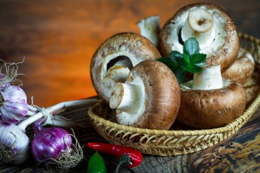 Şampiyon mantarları eski arkaplanda besin maddeleriyle kompozisyonda