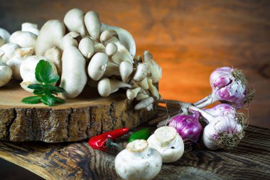 Şampiyon mantarları eski arkaplanda besin maddeleriyle kompozisyonda