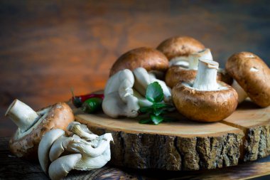 Şampiyon mantarları eski arkaplanda besin maddeleriyle kompozisyonda