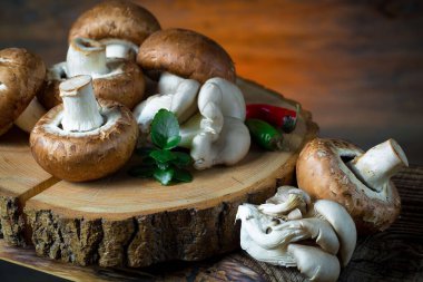 Şampiyon mantarları eski arkaplanda besin maddeleriyle kompozisyonda