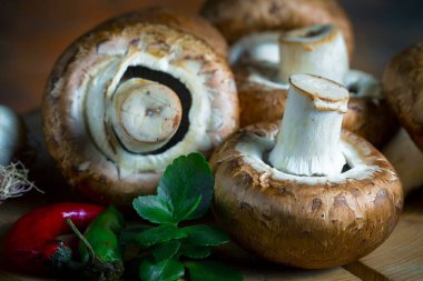 Şampiyon mantarları eski arkaplanda besin maddeleriyle kompozisyonda