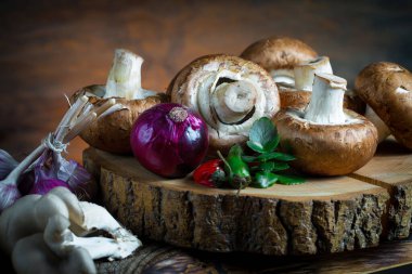 Şampiyon mantarları eski arkaplanda besin maddeleriyle kompozisyonda