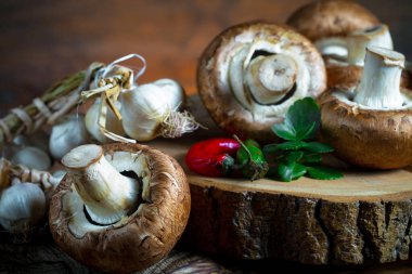 Şampiyon mantarları eski arkaplanda besin maddeleriyle kompozisyonda