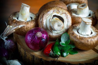 Şampiyon mantarları eski arkaplanda besin maddeleriyle kompozisyonda