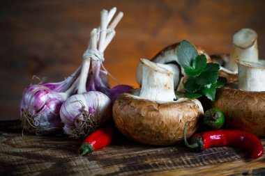 Şampiyon mantarları eski arkaplanda besin maddeleriyle kompozisyonda