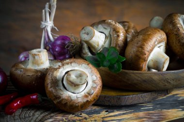 Şampiyon mantarları eski arkaplanda besin maddeleriyle kompozisyonda