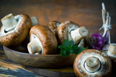 Şampiyon mantarları eski arkaplanda besin maddeleriyle kompozisyonda