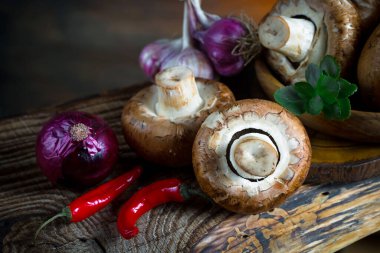 Şampiyon mantarları eski arkaplanda besin maddeleriyle kompozisyonda