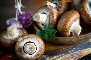 Şampiyon mantarları eski arkaplanda besin maddeleriyle kompozisyonda