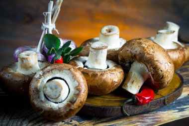 Şampiyon mantarları eski arkaplanda besin maddeleriyle kompozisyonda