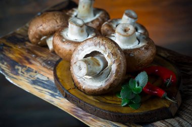 Şampiyon mantarları eski arkaplanda besin maddeleriyle kompozisyonda