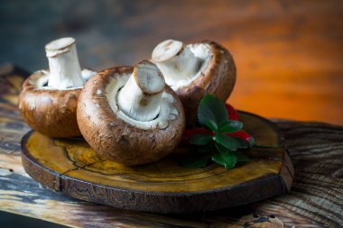 Şampiyon mantarları eski arkaplanda besin maddeleriyle kompozisyonda