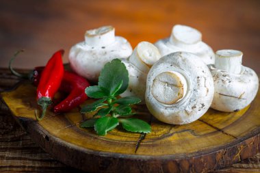 Şampiyon mantarları eski arkaplanda besin maddeleriyle kompozisyonda