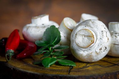 Şampiyon mantarları eski arkaplanda besin maddeleriyle kompozisyonda