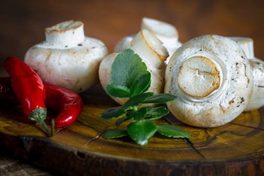 Şampiyon mantarları eski arkaplanda besin maddeleriyle kompozisyonda