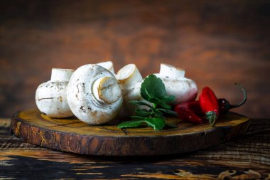 Şampiyon mantarları eski arkaplanda besin maddeleriyle kompozisyonda