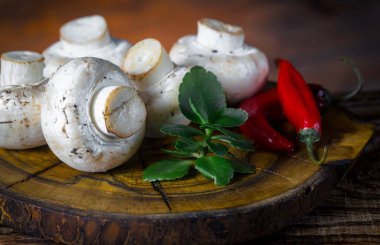 Şampiyon mantarları eski arkaplanda besin maddeleriyle kompozisyonda