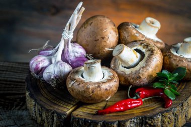 Şampiyon mantarları eski arkaplanda besin maddeleriyle kompozisyonda