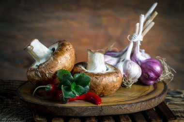 Şampiyon mantarları eski arkaplanda besin maddeleriyle kompozisyonda