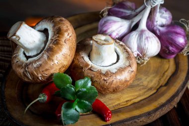 Şampiyon mantarları eski arkaplanda besin maddeleriyle kompozisyonda