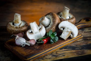 Şampiyon mantarları eski arkaplanda besin maddeleriyle kompozisyonda