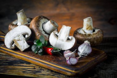 Şampiyon mantarları eski arkaplanda besin maddeleriyle kompozisyonda