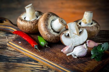 Şampiyon mantarları eski arkaplanda besin maddeleriyle kompozisyonda