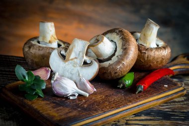 Şampiyon mantarları eski arkaplanda besin maddeleriyle kompozisyonda