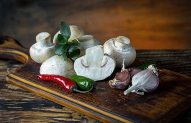 Şampiyon mantarları eski arkaplanda besin maddeleriyle kompozisyonda