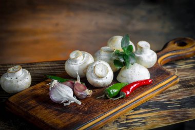 Şampiyon mantarları eski arkaplanda besin maddeleriyle kompozisyonda